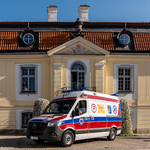 Karetka stojąca przed Pałacykiem gościnnym przy ulicy Kilińskiego w Białymstoku