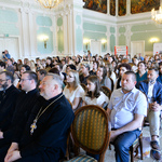 Wnętrze auli. Uczestnicy gali siedzą na krzesłach. W pierwszym rzędzie prezydent Białegostoku i przedstawiciele duchowieństwa. 