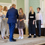 Wnętrze auli. Prezydent Białegostoku wręcza na scenie upominki wolontariuszom.