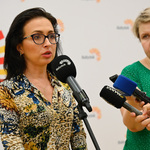 Dyrektorka Centrum Aktywności Społecznej mówi do kilku mikrofonów. 