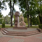Krzyż Katyński stojący obok pomnika katyńskiego w Parku im. Konstytucji 3-go Maja