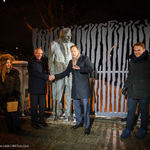 221212 Odsłonięcie pomnika prof. W. Bartoszewskiego USA amb-047.jpg