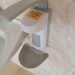 Dystrybutor z płynem do dezynfekcji zamontowany w łazience szkolnej