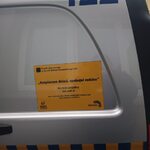 Żółta tabliczka zawierająca informację dotyczącą realizacji projektu z budżetu obywatelskiego