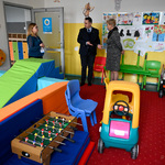 Zastępca prezydenta ogląda sale zabaw wyposażoną ze środków UNICEF