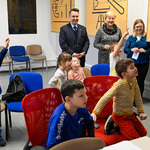 Zastępca prezydenta miasta obserwuje dzieci biorące udział w zabawach. 
