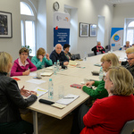 Uczestnicy siedzą przy dużym stole. Na pierwszym planie Wiceprzewodnicząca Rady Miasta Białystok i Przewodnicząca Białostockiej Rady Seniorów