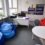 Wyremontowany gabinet terapeutyczny wyposażony w nowe meble i kolorowe worki do siedzenia.