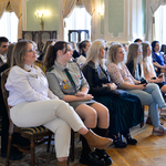 Uczestnicy gali, młodzi wolontariusze i ich opiekunowie, siedzą na krzesłach w auli Pałacu Branickich. 