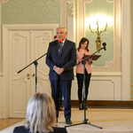 Prezydent Białegostoku mówi ze sceny do uczestników gali. 
