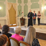 Przedstawiciel Arcybiskupa Diecezji Białostocko-Gdańskiej Jakuba mówi ze sceny do uczestników gali. 