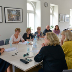 Rozmowa przy dużym stole między radnymi Białostockiej Rady Seniorów a Panią Pełnomocnik Prezydenta Miasta Białegostoku do spraw równego traktowania.