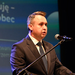 Przemysław Tuchliński mówi do zebranych ze sceny.
