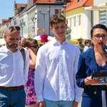 Dyrektorka Centrum Aktywności Społecznej mówi do mikrofonu. Obok niej stoi uczestnik projektu i autor zdjęć.    