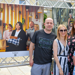 Uczestnic projektu Wspólnie pozują do zdjęcia przy planszy ze swoją fotografią.