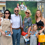 Autor fotografii i uczestnicy projektu Wspólnie pozują do zdjęcia przy jednej z wystawowych planszy.