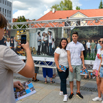 Uczestnicy projektu Wspólnie pozują do zdjęcia przy jednej z wystawowych planszy.