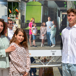 Autor fotografii i uczestnicy projektu Wspólnie pozują do zdjęcia przy jednej z wystawowych planszy.