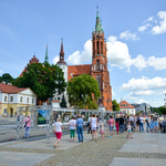 Rynek Kościuszki w Białymstoku. Na środku stoi stelaż z planszami wystawowymi. Na drugim planie widać budynek katedry.