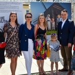 Zastępca Prezydenta Miasta, Dyrektorka Centrum Aktywności Społecznej i uczestniczki projektu Wspólnie pozują do zdjęcia przy jednej z plansz. 