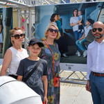 Autor fotografii i uczestnicy projektu Wspólnie pozują do zdjęcia przy jednej z plansz. 