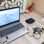 Na stole ustawiony jest laptop