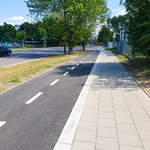 Po lewej stronie ścieżka rowerowa, po prawej stronie chodnik dla pieszych.