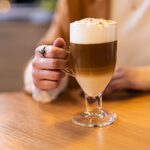 Kawa latte w wysokiej szklance.