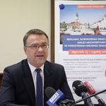 Zastępca Prezydenta Miasta Białegostoku Adam Musiuk podczas konferencji prasowej.