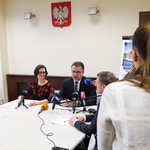 Zastępca Prezydenta Miasta Białegostoku oraz przedstawiciele Departamentu Urbanistyki i Architektury siedzą przy stole konferencyjnym, na którym stoją mikrofony dziennikarzy.
