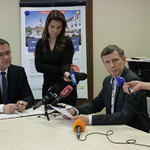 Zastępca dyrektorki Departamentu Urbanistyki i Architektóry odpowiada na pytania dziennikarzy podczas konferencji prasowej.