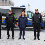 Rynek Kościuszki w Białymstoku. Zastępca prezydenta Białegostoku Przemysław Tuchliński oraz inni uczestnicy konferencji prasowej stoją w pobliżu nowego auta.