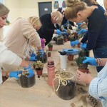 zajęcia florystyczne, na których kobiety tworzą tak zwany las w słoiku