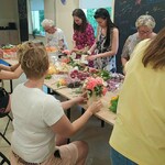 kobiety na zajęciach florystycznych