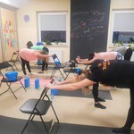 zajęcia fitness z użyciem krzeseł
