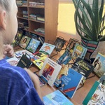Dziewczynka ogląda wystawę audiobooków