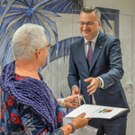Zastępca Prezydenta składa podziękowania jednej z członkiń Białostockiej Rady Seniorów.