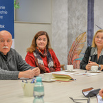 Kilkoro uczestników posiedzenia siedzi przy stole.
