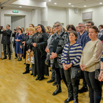 Uczestnicy spotkania zgromadzeni w przestronnej sali.