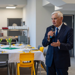 Prezydent Tadeusz Truskolaski przemawia podczas uroczystego otwarcia stołówki