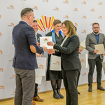 Zastępca prezydenta wręcza podziękowania członkini ustępującej Rady.