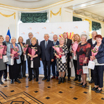 Osoby powołane do nowej Rady Seniorów pozują do zdjęcia z prezydentem Białegostoku.