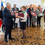 Prezydent Białegostoku wręcza akt powołania członkini Białostockiej Rady Seniorów.