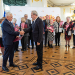 Prezydent Białegostoku wręcza akt powołania członkowi Białostockiej Rady Seniorów.