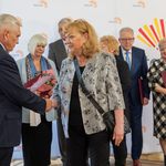 Prezydent Białegostoku wręcza akt powołania kolejnej członkini Białostockiej Rady Seniorów.