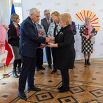Prezydent Białegostoku wręcza akt powołania członkini Białostockiej Rady Seniorów.
