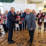 Prezydent Białegostoku wręcza akt powołania członkowi Białostockiej Rady Seniorów.