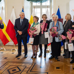 Przedstawiciel nowej rady mówi do mikrofonu. Obok stoi prezydent miasta i pozostali reprezentanci rady.