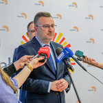 Konferencja prasowa. Zastępca prezydenta miasta odpowiada na pytania dziennikarzy.