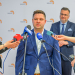Konferencja prasowa. Przedstawiciel Stowarzyszenia My dla Innych odpowiada na pytania dziennikarzy.